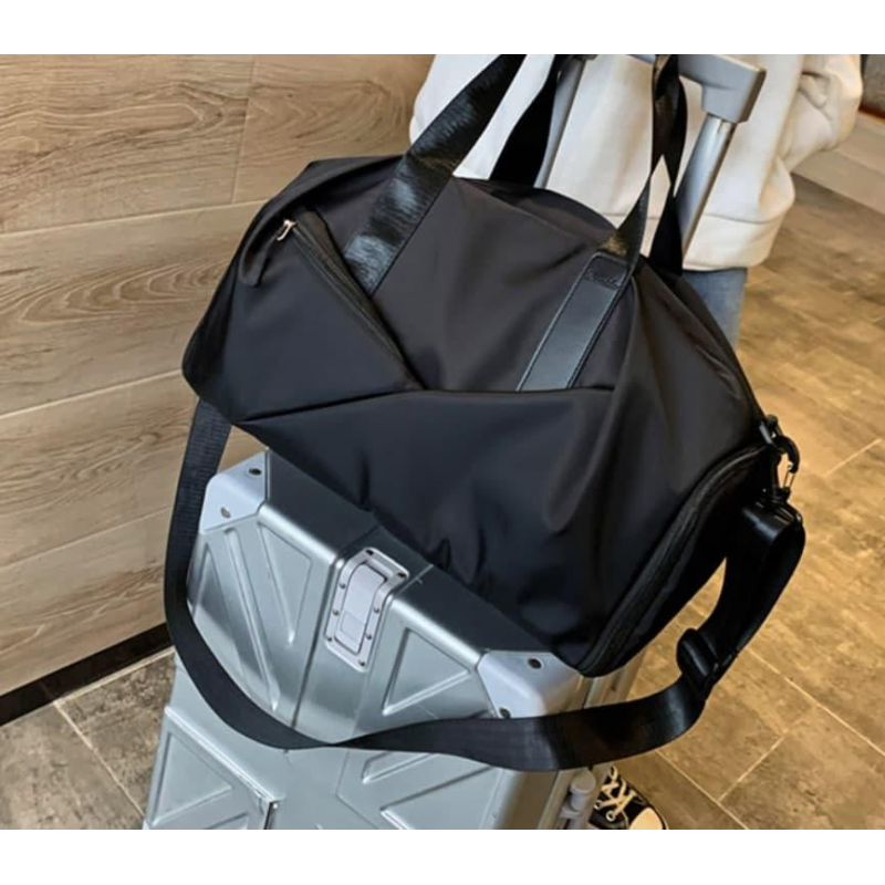 Спортивна жіноча сумка водовідштовхувальна на 4 кишені Чорна Спортивна жіноча сумка водовідштовхувальна на 4 кишені Чорна